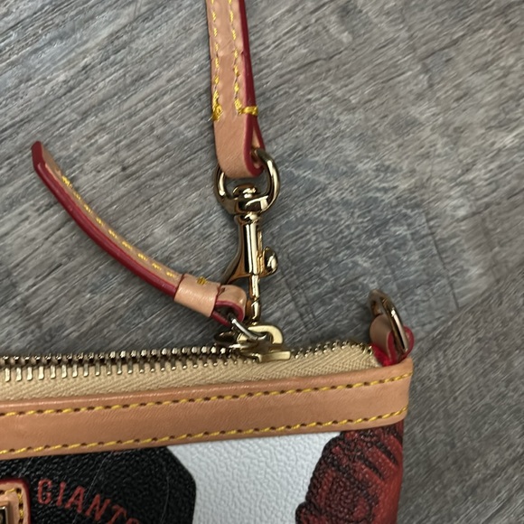 Women’s Dooney and Bourke San Francisco Giants Edition Wristlet Purse - Picture 6 of 6